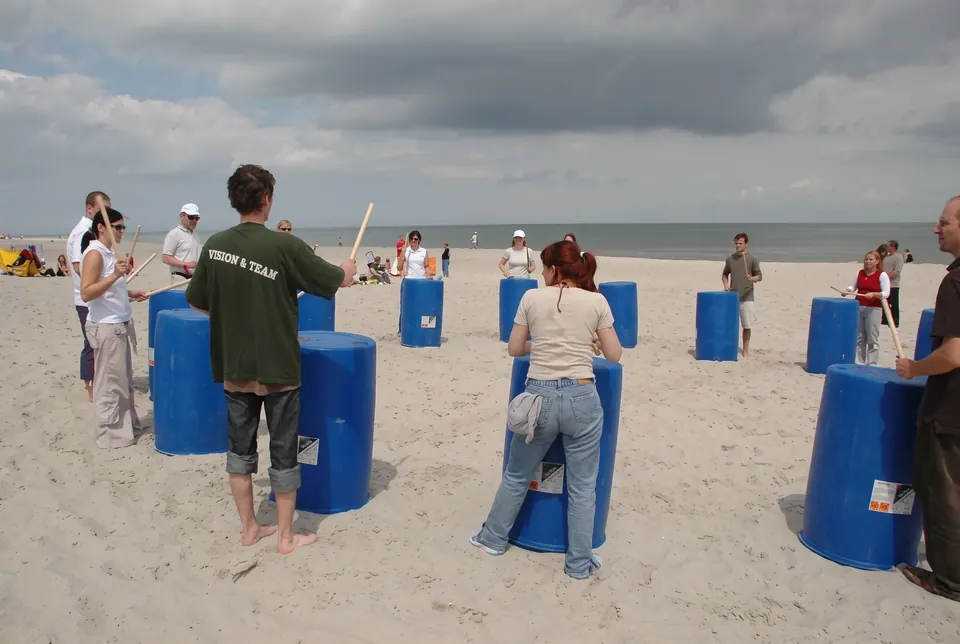 Bębny na plaży – odreagowanie stresu na imprezie firmowej