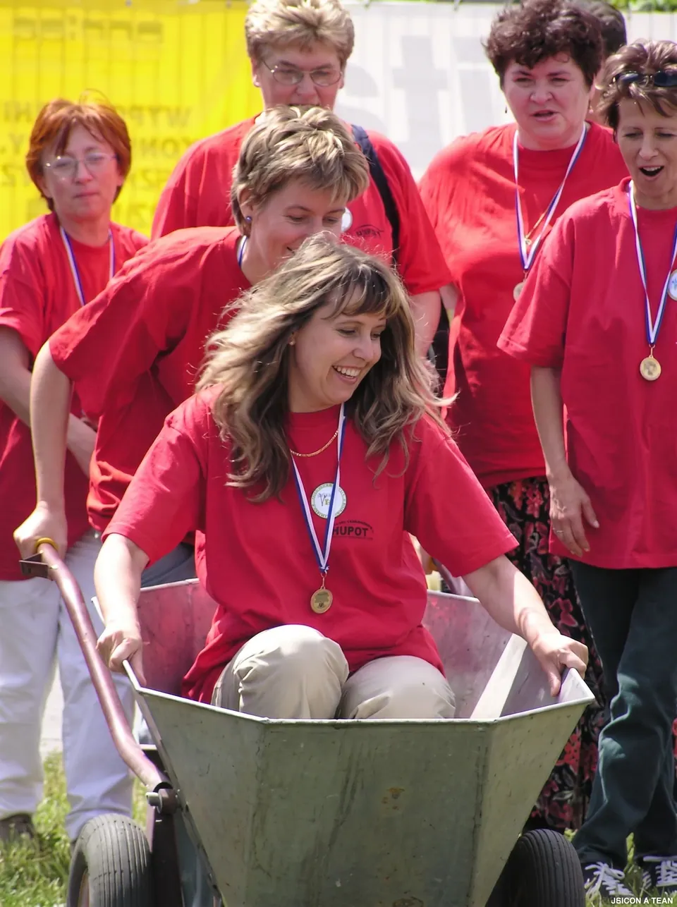 Slalom w taczce na evencie firmowym