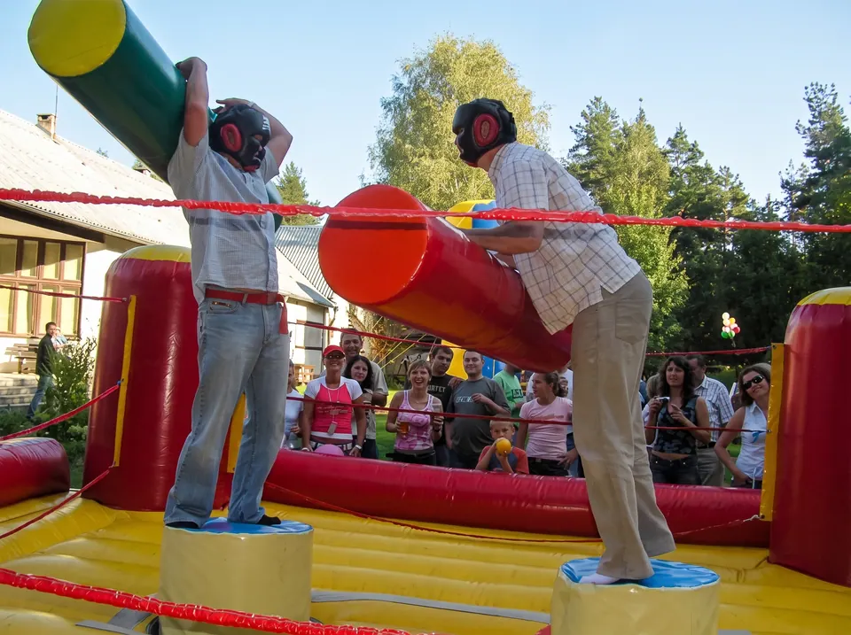Gladiatorzy na rodzinnym pikniku dla firmy
