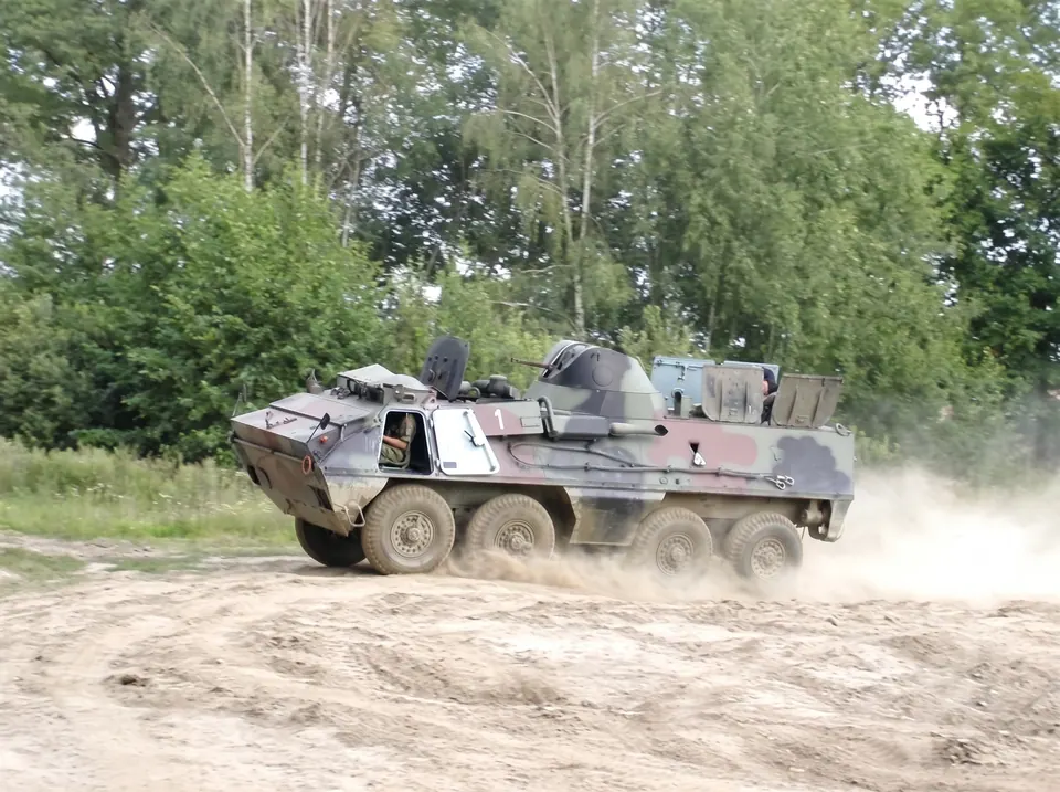 Pojazd pancerny SKOT na militarnej imprezie firmowej