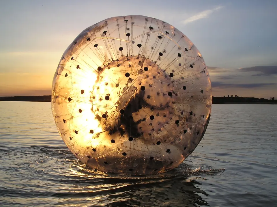 Kula sferyczna na wodzie (zorbing) jako atrakcja imprezy integracyjnej