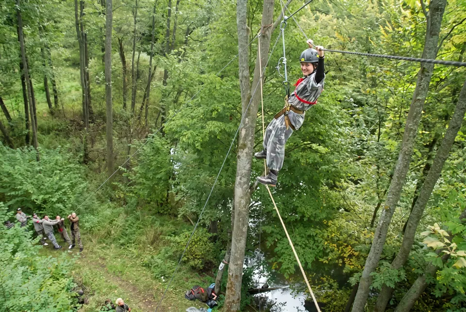Most linowy na zgliszczach mostu kolejowego – leśny event z adrenaliną
