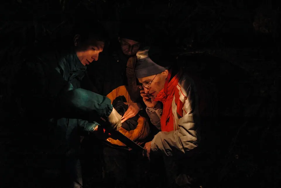 Nocne czuwanie w tipi podczas nocnego eventu firmowego