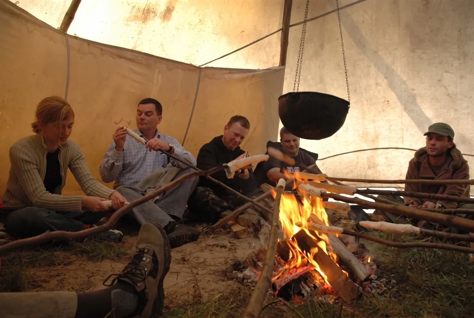 Pieczenie podpłomyków w tipi dla relaksu uczestników imprezy integracyjnej