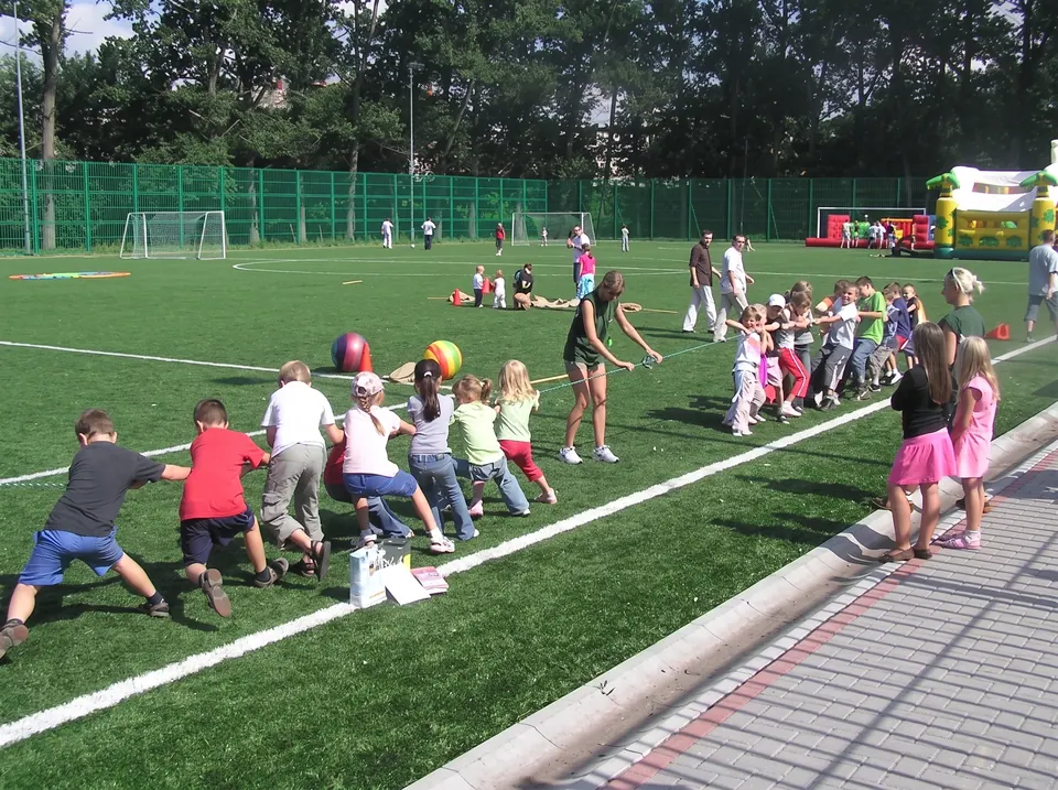 Przeciąganie liny na imprezie firmowej