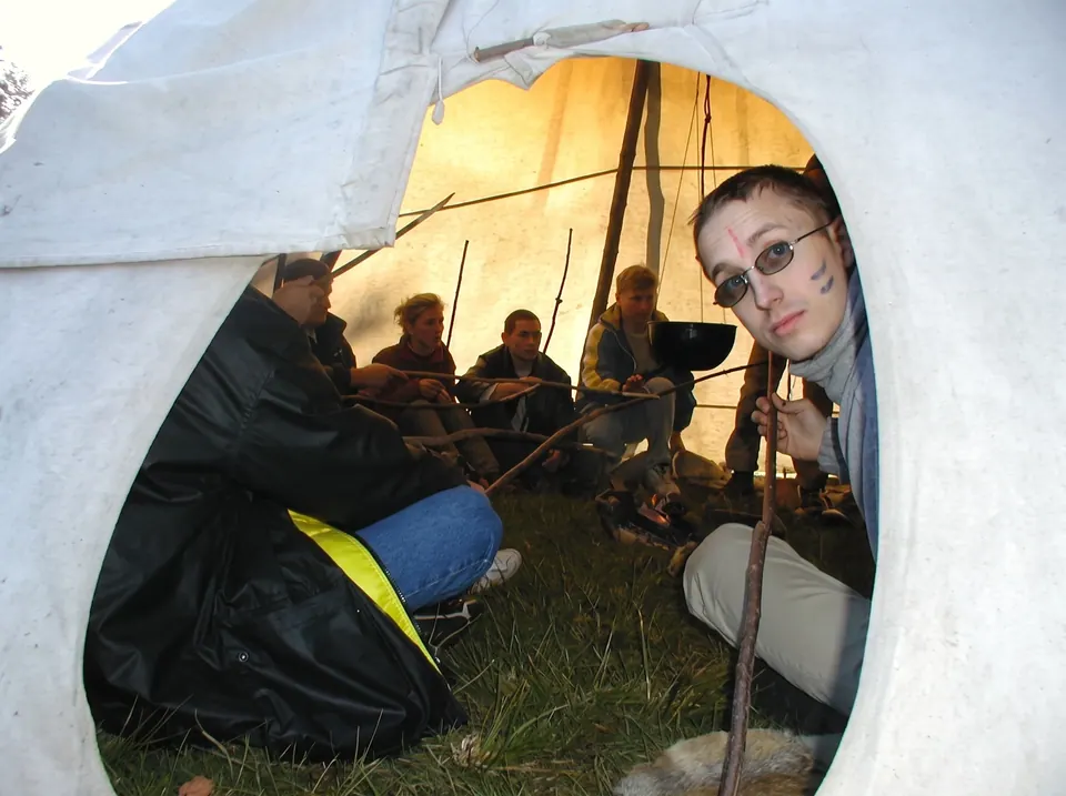 Relaks w indiańskim tipi w przerwie imprezy firmowej