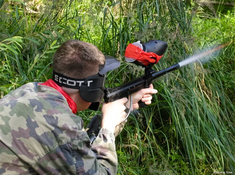 Strzelec paintballowy na imprezie integracyjnej