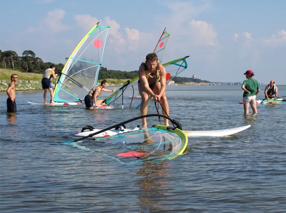 Windsurfing jako atrakcja imprezy na wodzie