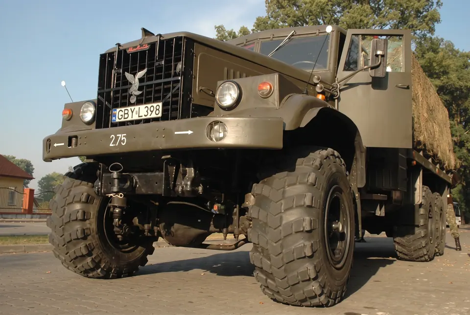 Wojskowa ciężarówka KrAZ na militarnej imprezie integracyjnej