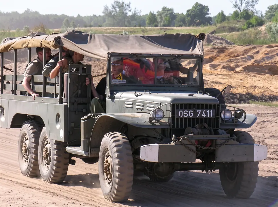Wojskowy Dodge na militarnej imprezie integracyjnej